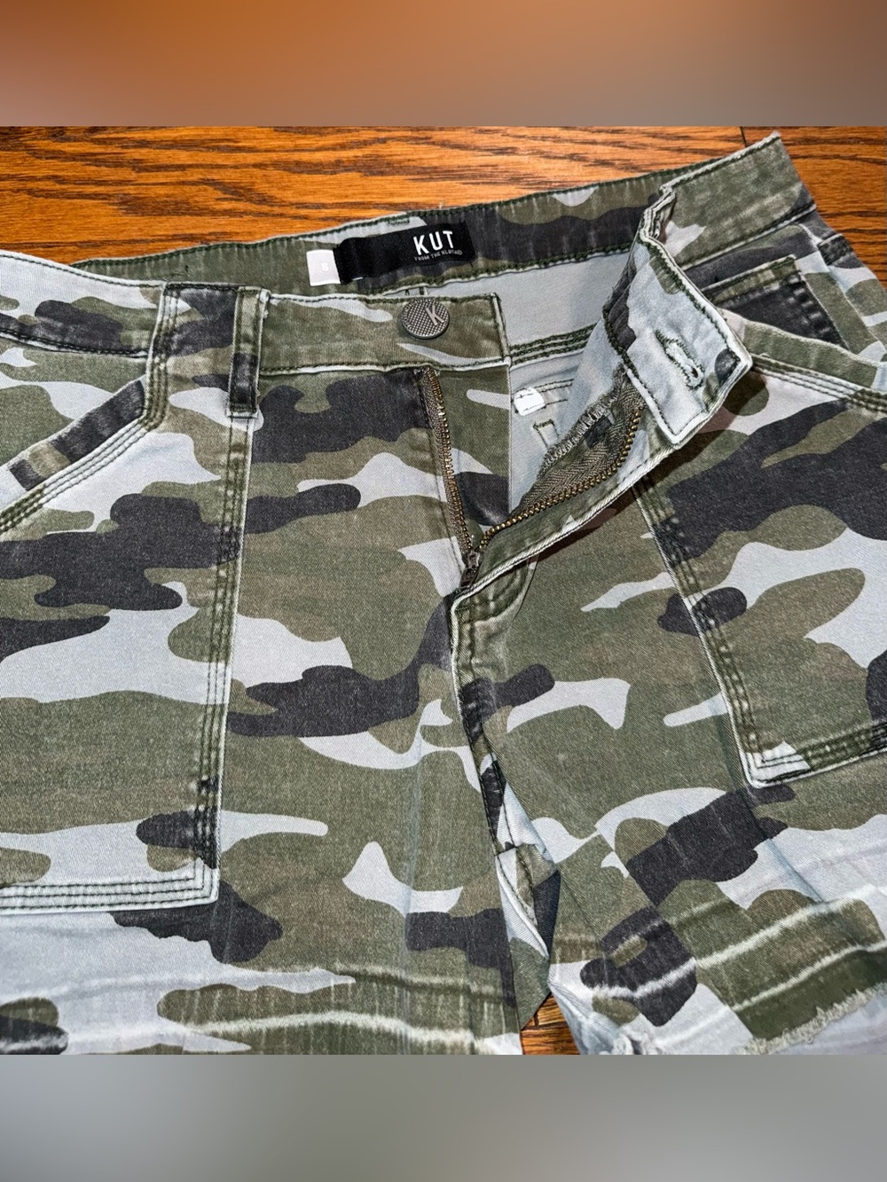 Kut From The Kloth Women’s Distressed Camouflage Alice Utility Short Size 6 - Picture 5 of 8
